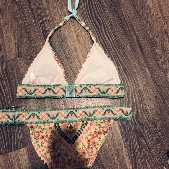 Victoria’s Secret bikini - Picture 2 of 3